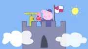Peppa (l.) schaut, wie sich Papa Wutz beim Hindernislauf schlägt. Damit sie durch das Fernglas sehen kann, hilft ihr Opa Wutz hoch.