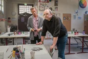 Moritz (Johannes Hendrik Langer, l.) spricht mit Erich Szymanski (Andreas Schröders, r.), der an derselben Schule arbeitet wie die vermisste Frau Grahl.