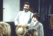 Edwards (Victor French, l.) bittet noch einmal darum, Matthew (Jonathan Hall Kovacs, r.) bei sich behalten zu dürfen.