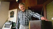 Tüftler Michael ist stolz auf seine neuste Erfindung.