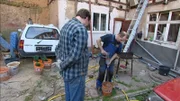 Pit und Roland bezogen vor drei Jahren ihr Schnäppchenhaus. Doch mit dem Kauf waren ihre finanziellen Reserven so ziemlich aufgebraucht. Bis heute sind die Renovierungsmaßnahmen nicht abgeschlossen.