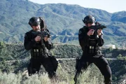v.l.n.r. Sergeant David 'Deacon' Kay (Jay Harrington), Commander Robert 'Bob' Hicks (Patrick St. Esprit)