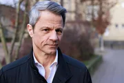 Benedikt (Jens Hajek) merkt, dass es scheinbar gute Nachrichten gibt.