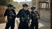 Officer Jim Street (Alex Russell, m.), Officer Chris Alonso (Lina Esco, r.)