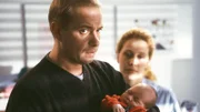 Der Architekt Michael Gürtler (Thomas Balou Martin) hält zum ersten Mal sein Kind im Arm. Schwester Sonja (Patricia Lueger) beobachtet die Szene.