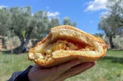 Brot, Tomaten, Sardinen und Knoblauch – schon ist das traditionelle Sandwich aus Spanien fertig zum Genuss.