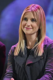 In der Universität findet eine große Veranstaltung statt, bei der die Produzentin Cally O'Keefe (Kellie Martin, l.) ihr Team vorstellt.