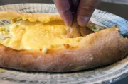 Ein Hefeteig, ein Ei und viel Käse – auf georgischen Tischen ist Chatschapuri ein Muss.