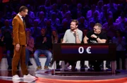 Moderator Kai Pflaume (l.) mit Rateteam-Kapitän Elton (r.) und demn Comedian Bastian Bielendorfer (M.).