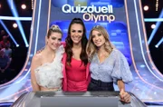 Moderatorin Esther Sedlaczek (mi.) mit den Kandidatinnen des Teams "Family": Den Schwestern Vanessa Fischer (li.) und Cathy Hummels (re.), beide Influencerinnen.; SWR QUIZDUELL-OLYMP, FOLGE 446, "mit Esther Sedlaczek", am Montag um 23:00 Uhr.