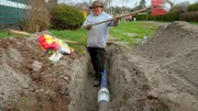 Jürgen im Graben der neu verlegten Wasserleitung