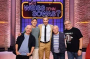 Moderator Kai Pflaume (M.) und seine Rateteam-Kapitäne Bernhard Hoëcker (l.) und Elton (r.) begrüßen in dieser Sendung den Schauspieler Wotan Wilke Möhring (2.v.l.) und den Schauspieler und Musiker Axel Prahl (2.v.r.).