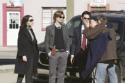 Emily Prentiss (Paget Brewster, l.), Reid (Matthew Gray Gubler, 2.v.l.) und Hotch (Thomas Gibson, M.) finden heraus, dass Franks (Keith Carradine, r.) Weg immer wieder nach Golconda führt, wo Jane (Amy Madigan, 2.v.r.) lebt, die einzige Frau, für die er etwas empfindet ...