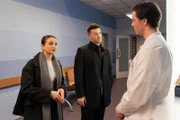 Lucie (Julia Wiedemann) horcht auf, als Johannes (Maximilian Schneider, r.) einen lukrativen Vorschlag unterbreitet. In der Mitte Ben (Jörg Rohde)