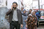 Das Treffen mit Ellie steht kurz bevor: Jake (Zed Josef, li.) ist inkognito in Rakka.