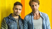Stefans (Hendrik Duryn, r.) Schüler Jamil (Aram Arami) scheint fragwürdige politische Wege zu beschreiten. Doch nach einer Elternversammlung deckt Stefan die wahren Gründe für Jamils Verhalten auf...