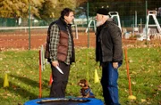 Hanno Hinrichs (Carlo Lobo, l.) bedroht Reinhard Bielefelder (Bill Mockridge, r.) beim Hundetraining.