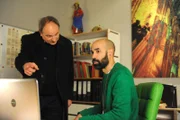 Pfarrer Naveen (Markus Subramaniam, rechts) realisiert schockiert, dass Generalvikar Kaiser (Rainer Maria Schießler, links) bereits von seinem Fehltritt weiß. Weiteres Bildmaterial finden Sie unter www.br-foto.de.