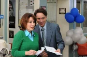 Bob (Chris Kattan, r.) steht Frankie (Patricia Heaton, l.) in schwierigen Momenten in der Arbeit zur Seite ...
