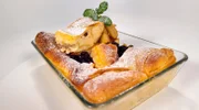 Millirahmstrudel mit karamellisierten Birnen.