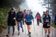 Kaddi Kestler (links) und Toni Schlosser (2. von links) feuern ihre "Bergfreundinnen"-Kollegin Cathi Schauer (2. von rechts) und ihre Zwillingsschwester Bella an. Der Podcast steht im September im Zeichen des Trailrunnings.
