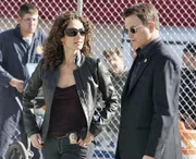 Melina Kanakaredes (Det Stella Bonasera) et Gary Sinise (Det. Mac Taylor)