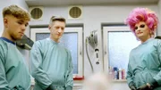 Olivia Jones und Steffen Hallaschka sind unterwegs mit dem erst 17-jährigen Bestatter Luis Bauer (l.).  +++ Die Verwendung des sendungsbezogenen Materials ist nur mit dem Hinweis und Verlinkung auf RTL+ gestattet.