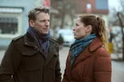 Sebastian (Herbert Ulrich) bittet Annalena (Heidrun Gärtner), darüber nachzudenken, Mike zu verzeihen.