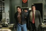 Von einem Mithäftling hat James Hogan (Silas Weir Mitchell) erfahren, dass sein Onkel Joe 1985 offenbar doch nicht Opfer eines Raubmordes war ...