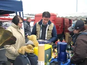 Monika und George haben den Trödeltrupp gerufen, damit endlich Schluss ist mit den Streitereien. Sind die Schätze der Familie tatsächlich so viel wert und wird Verkaufsexperte Antoine (Mitte) es schaffen die Streitpunkte aus dem Weg zu räumen?