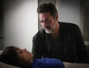 Während Molly (Halle Berry, l.) in eine seltsame Traum- und Erinnerungswelt abdriftet, geraten JD (Jeffrey Dean Morgan, r.) und alle anderen in der Zentrale der Global Security Commission plötzlich in Gefahr ...