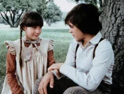 Jenny Wilder (Shannen Doherty, l.) hat sich mit dem stummen Matthew (Jonathan Hall Kovacs, r.) angefreundet.