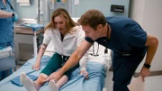 (l-r) Erin Hayes als Dr. Taylor, Josh Lawson als Dr Bruce