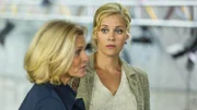 Karins (Jessica Ginkel, r.) Mutter Charlotte (Andrea L'Arronge, l.) hat die Nase derweil voll vom Beziehungschaos ihrer Tochter und meldet diese kurzerhand bei einer Singlebörse an.