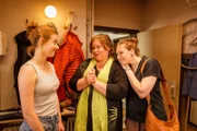 Claudia (Charlotte Bohning, r.) und Elli (Nadine Wrietz, M.) freuen sich sehr, dass Caro (Meriel Hinsching, l.) mit deren Sohn zusammenzieht.