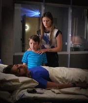 Nicht nur Molly (Halle Berry, vorne), sondern auch andere Hybriden scheinen ihren Weg in die Global Security Zentrale gefunden zu haben. Sind Ethan (Pierce Gagnon, hinten l.) und Julie (Grace Gummer, hinten r.) in Lebensgefahr?