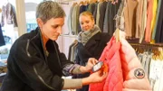 Kandidatin Lisa (l.) mit Shoppingbegleitung Sarah