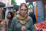 Ellie (Leo Hatton) darf auf dem Markt nicht auffallen, denn sie befindet sich auf Mission mit dem FBI.