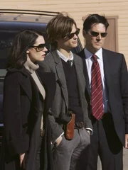 In Golconda, Nevada, werden Leichenteile gefunden. Emily Prentiss (Paget Brewster, l.), Reid (Matthew Gray Gubler, M.) und Hotch (Thomas Gibson, r.) stellten einen Zusammenhang zu anderen gleichartigen Fällen her, da in jedem gefundenen Torso ein Rippenknochen fehlt ...