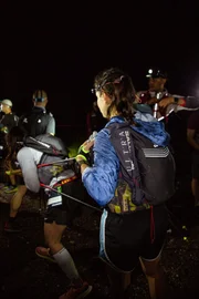 Los geht's für Cathi Schauer am späten Abend, gegen 22 Uhr. Bei Stirnlampenschein laufen die Trailrunner und Trailrunnerinnen durch die Nacht.
