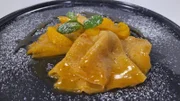 Crêpes Suzette mit Orangenfilets.