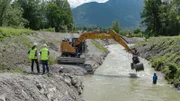 Kraftwerksingenieure gestalten eine Umleitung für Fische.