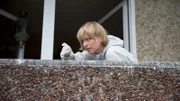 KTU-Kollegin Roswitha Prinzler (Silke Matthias) untersucht jeden Zentimeter der Wohnung des jungen Paares. Gibt es hier vielleicht einen Hinweis, wo Holger Kalau jetzt steckt? Und ist er wirklich der Täter?