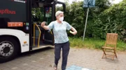 Dagmar freut sich - sie hat gerade ihre erste Corona-Impfung bekommen