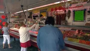 Hier am Markt in Dingolfing findet mal noch viele, regionale Produkte. Produzieren und verkaufen wird aber immer schwieriger und viele kleine Betriebe haben schon lange aufgehört.