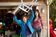 Hat ihren Kampfgeist entdeckt: Frankie (Patricia Heaton, l.) geht auf ihre Nachbarin Rita (Brooke Shields, r.) los ...