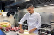 Chefkoch Salvatore Astarita bereitet das symbolträchtige Ragù alla Bolognese zu.