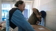 Michael (li.) und Gudrun bekommen eine neue Einbauküche.