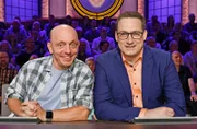 Rateteam-Kapitän Bernhard Hoëcker (l.) mit dem 'Jäger' der ARD-Sendung 'Gefragt – Gejagt', Dr. Manuel Hobiger (r.).
