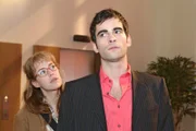 Lisa (Alexandra Neldel, l.) versucht David (Mathis Künzler, r.) sofort von Blums Bestechungsversuch zu berichten. Vergeblich - David hat ganz andere Sorgen ...